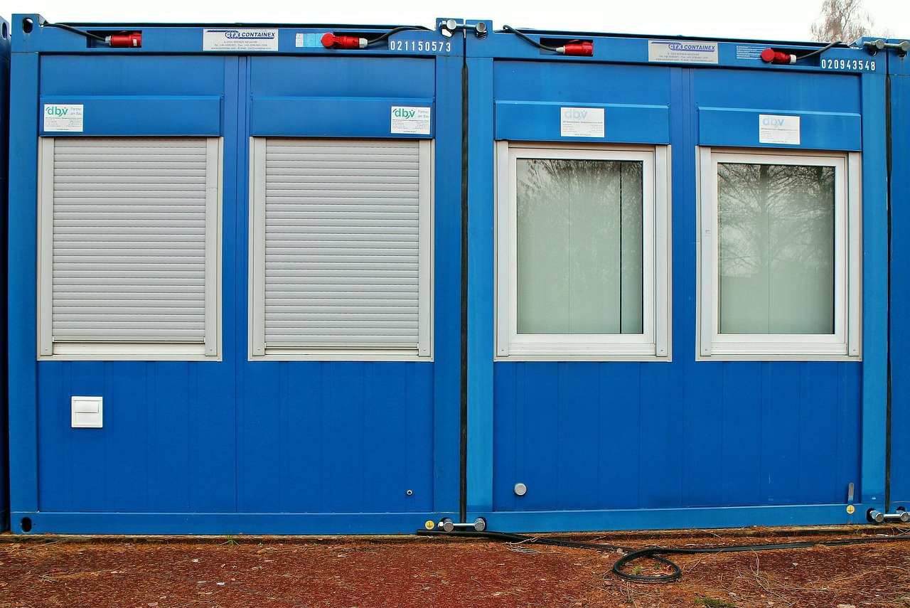 Stavební buňka – kovové šatní skříně 