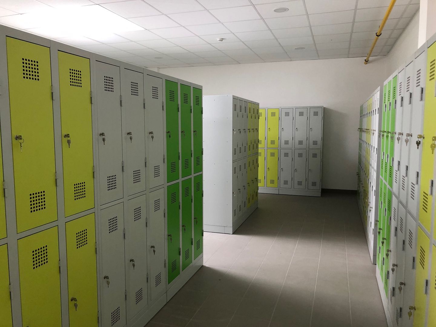 Srpen ve znamení školních šaten – skříňky a lavice musí být do září hotové