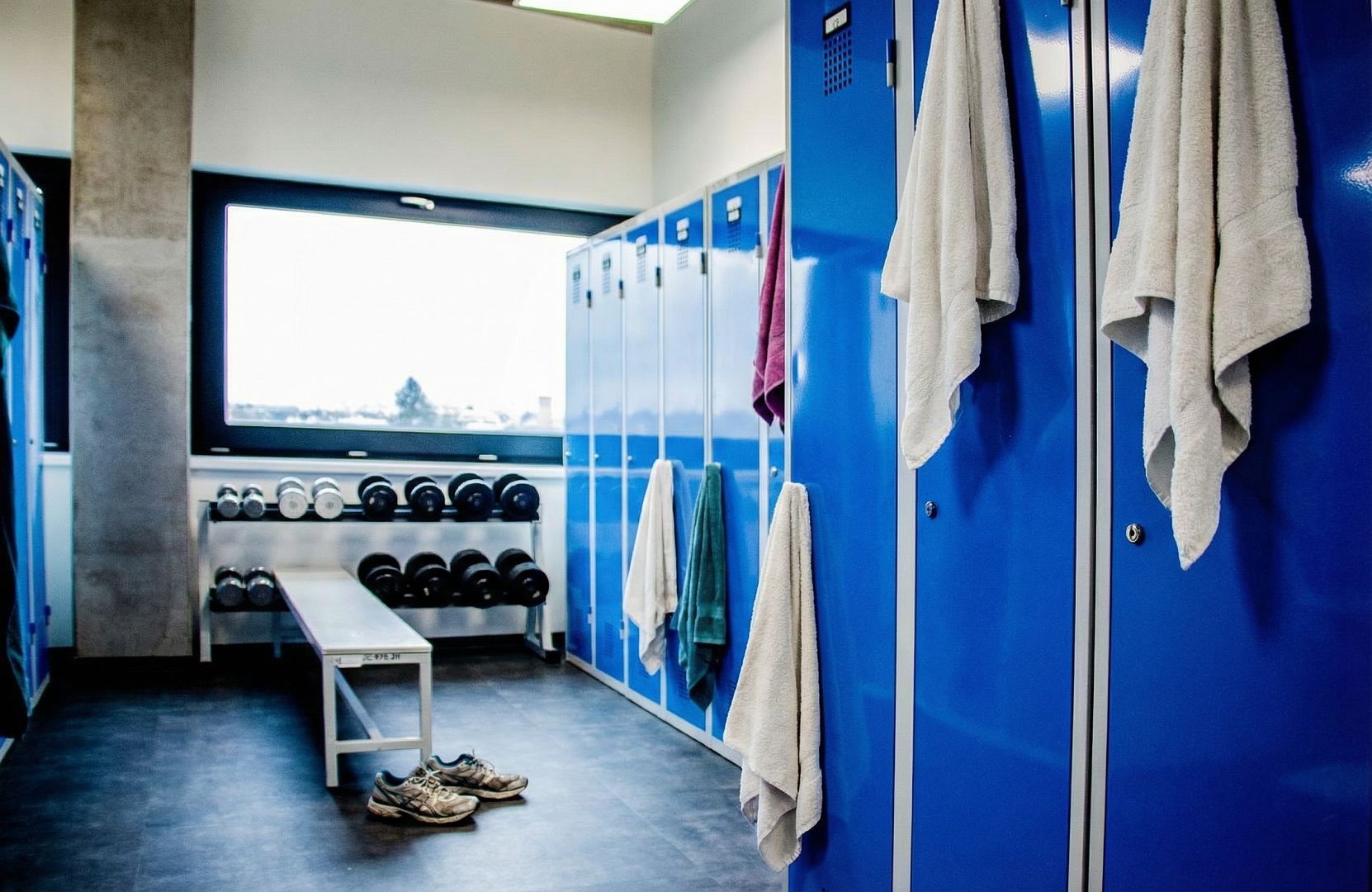 Šatní skříňky do fitness – když šatna musí zvládnout víc než jen bundu a boty