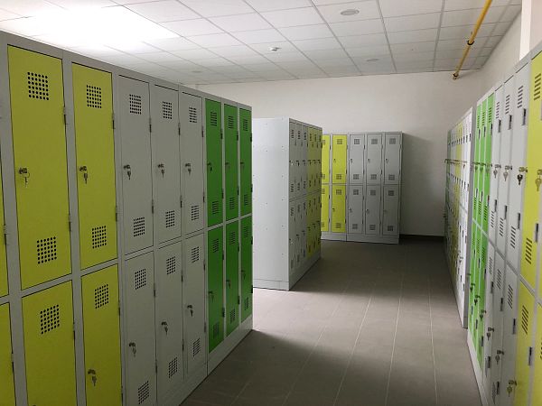 Srpen ve znamení školních šaten – skříňky a lavice musí být do září hotové