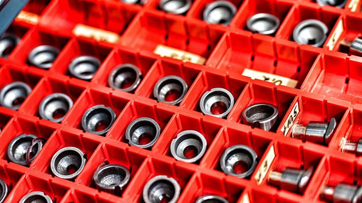 Vnitřní uspořádání zásuvek – protiskluzové podložky, krabičky, kovové dělení