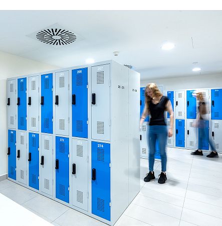 Elektronické zámky v šatních skříních? Trend, který přichází i do škol a firem