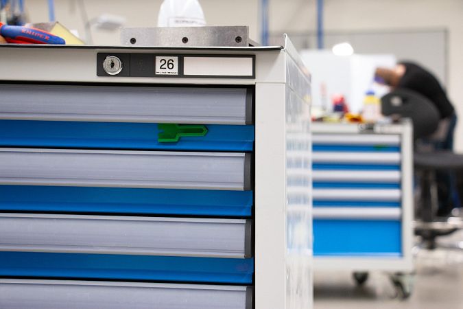 Co do zásuvkové skříně v dílně nepatří? Praktické rady a čeho se vyvarovat