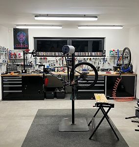 04_servisní dílna, dílenský nábytek