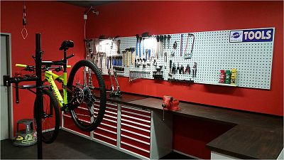 06_servisní dílna, dílenský nábytek